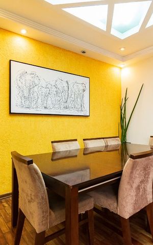 Casa à venda com 313m², 5 quartos e 4 vagas Casa à venda com 313m², 5 quartos e 4 vagasSala