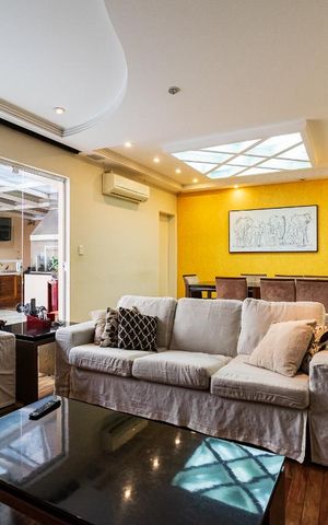 Casa à venda com 313m², 5 quartos e 4 vagas Casa à venda com 313m², 5 quartos e 4 vagasSala