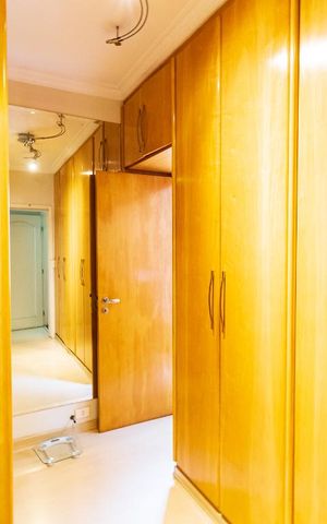 Casa à venda com 313m², 5 quartos e 4 vagas Casa à venda com 313m², 5 quartos e 4 vagasSuíte
