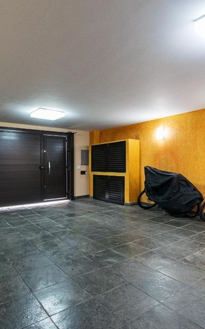 Casa à venda com 313m², 5 quartos e 4 vagas Casa à venda com 313m², 5 quartos e 4 vagasGaragem