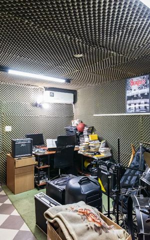 Casa à venda com 313m², 5 quartos e 4 vagas Casa à venda com 313m², 5 quartos e 4 vagasEstúdio de Música