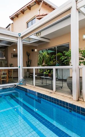 Casa à venda com 313m², 5 quartos e 4 vagas Casa à venda com 313m², 5 quartos e 4 vagasPiscina