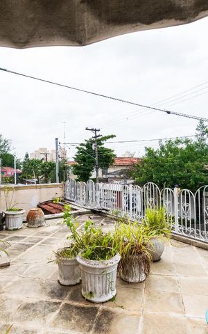 Casa à venda com 313m², 5 quartos e 4 vagas Casa à venda com 313m², 5 quartos e 4 vagasVaranda