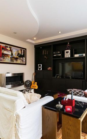 Casa à venda com 313m², 5 quartos e 4 vagas Casa à venda com 313m², 5 quartos e 4 vagasSala