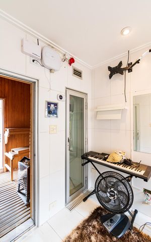 Casa à venda com 313m², 5 quartos e 4 vagas Casa à venda com 313m², 5 quartos e 4 vagasAcademia