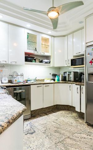 Casa à venda com 313m², 5 quartos e 4 vagas Casa à venda com 313m², 5 quartos e 4 vagasCozinha