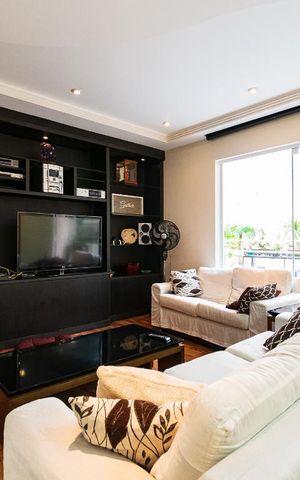 Casa à venda com 313m², 5 quartos e 4 vagas Casa à venda com 313m², 5 quartos e 4 vagasSala