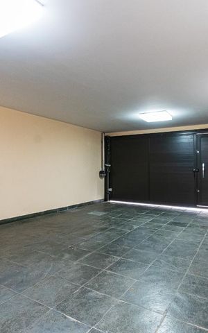 Casa à venda com 313m², 5 quartos e 4 vagas Casa à venda com 313m², 5 quartos e 4 vagasGaragem