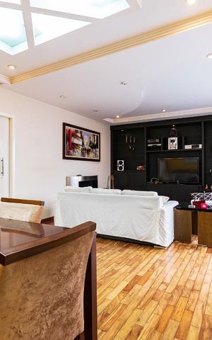 Casa à venda com 313m², 5 quartos e 4 vagas Casa à venda com 313m², 5 quartos e 4 vagasSala