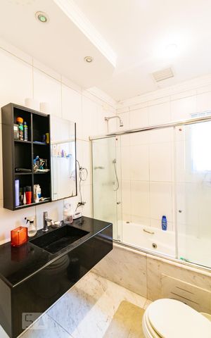 Casa à venda com 313m², 5 quartos e 4 vagas Casa à venda com 313m², 5 quartos e 4 vagasBanheiro da Suíte