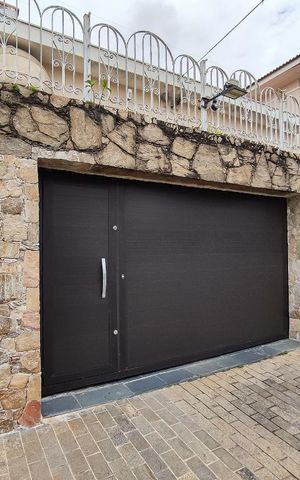 Casa à venda com 313m², 5 quartos e 4 vagas Casa à venda com 313m², 5 quartos e 4 vagasFachada