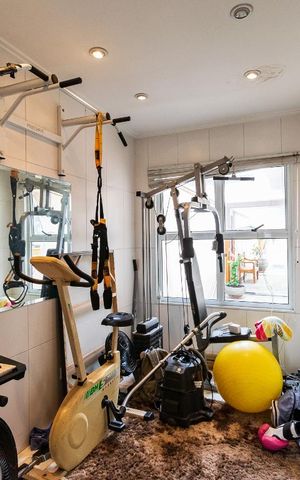Casa à venda com 313m², 5 quartos e 4 vagas Casa à venda com 313m², 5 quartos e 4 vagasAcademia