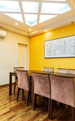 Casa à venda com 313m², 5 quartos e 4 vagas Casa à venda com 313m², 5 quartos e 4 vagasSala