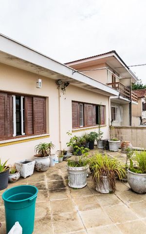 Casa à venda com 313m², 5 quartos e 4 vagas Casa à venda com 313m², 5 quartos e 4 vagasVaranda