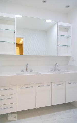 Casa de condomínio à venda com 360m², 4 quartos e 2 vagas Casa de condomínio à venda com 360m², 4 quartos e 2 vagasBanheiro da suíte 3