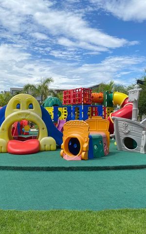 Casa de condomínio à venda com 360m², 4 quartos e 2 vagas Casa de condomínio à venda com 360m², 4 quartos e 2 vagasÁrea comum - playground