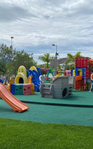 Casa de condomínio à venda com 360m², 4 quartos e 2 vagas Casa de condomínio à venda com 360m², 4 quartos e 2 vagasÁrea comum - playground