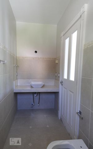 Casa de condomínio à venda com 980m², 4 quartos e 8 vagas Casa de condomínio à venda com 980m², 4 quartos e 8 vagasBanheiro da suíte 2