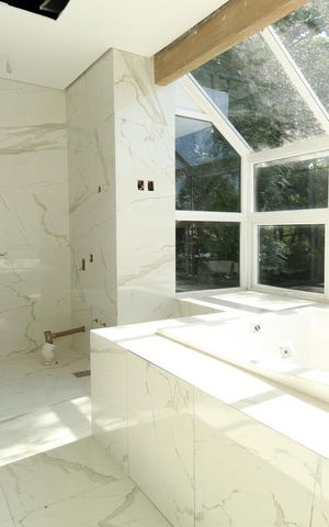 Casa de condomínio à venda com 980m², 4 quartos e 8 vagas Casa de condomínio à venda com 980m², 4 quartos e 8 vagasBanheiro da suíte master