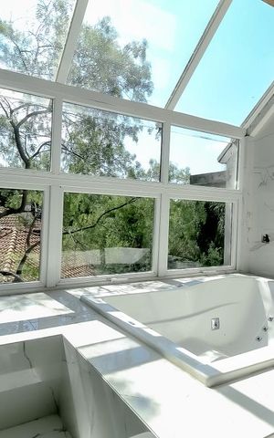 Casa de condomínio à venda com 980m², 4 quartos e 8 vagas Casa de condomínio à venda com 980m², 4 quartos e 8 vagasBanheiro da suíte master