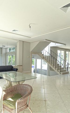 Casa de condomínio à venda com 980m², 4 quartos e 8 vagas Casa de condomínio à venda com 980m², 4 quartos e 8 vagasSala