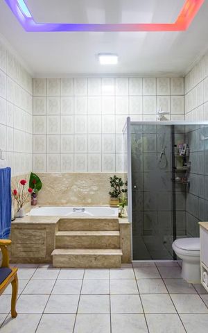 Casa à venda com 600m², 5 quartos e 3 vagas Casa à venda com 600m², 5 quartos e 3 vagasBanheiro