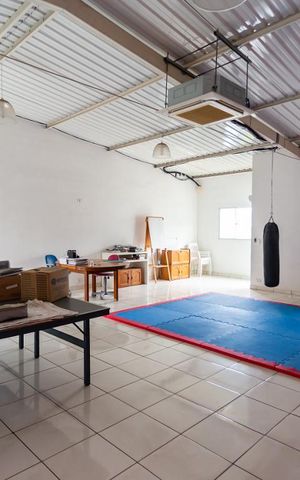 Casa à venda com 600m², 5 quartos e 3 vagas Casa à venda com 600m², 5 quartos e 3 vagasSalão