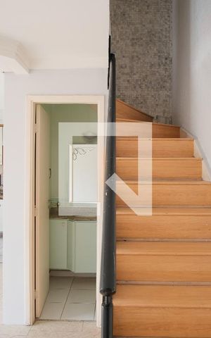 Apartamento à venda com 77m², 2 quartos e 2 vagasEscada