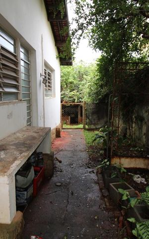Casa à venda com 287m², 5 quartos e 6 vagasCorredor externo