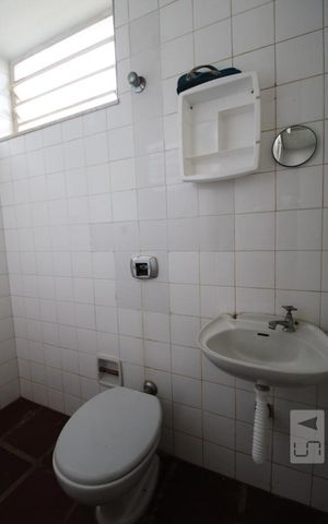 Casa à venda com 287m², 5 quartos e 6 vagasBanheiro de Serviço