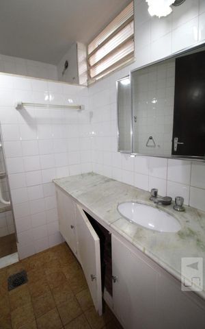 Casa à venda com 287m², 5 quartos e 6 vagasBanheiro da suíte do Quarto 5