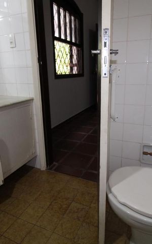 Casa à venda com 287m², 5 quartos e 6 vagasBanheiro da suíte do Quarto 5
