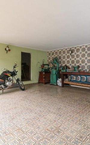 Casa à venda com 250m², 4 quartos e 3 vagas Casa à venda com 250m², 4 quartos e 3 vagasGaragem