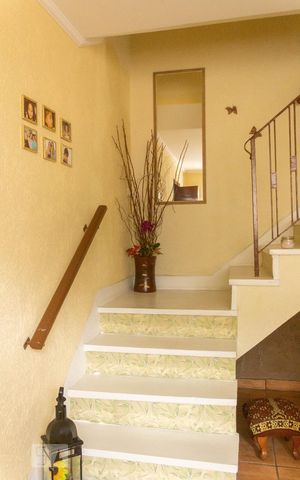 Casa à venda com 184m², 4 quartos e 1 vaga Casa à venda com 184m², 4 quartos e 1 vagaEscadas