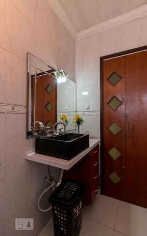 Casa à venda com 115m², 3 quartos e 2 vagasBanheiro social
