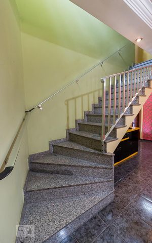 Casa à venda com 115m², 3 quartos e 2 vagasEscadas