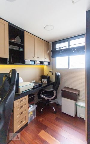 Casa de condomínio à venda com 210m², 4 quartos e 2 vagasEscritório