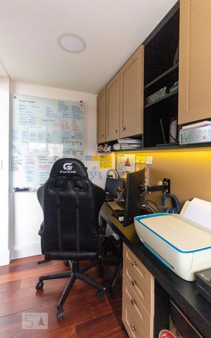 Casa de condomínio à venda com 210m², 4 quartos e 2 vagasEscritório