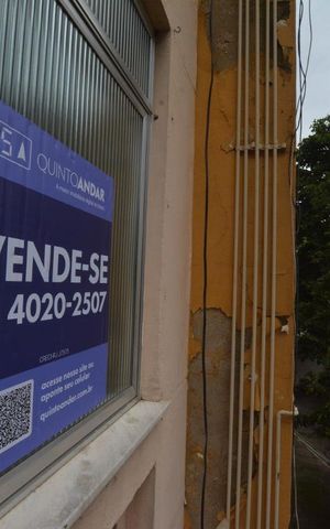 Apartamento à venda com 56m², 2 quartos e sem vagaFoto da placa na janela do imóvel