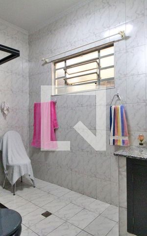Casa à venda com 180m², 3 quartos e 6 vagasBanheiro do Quarto 1