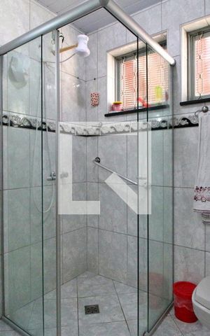 Casa à venda com 180m², 3 quartos e 6 vagasBanheiro (fundos)