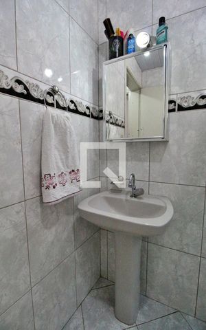 Casa à venda com 180m², 3 quartos e 6 vagasBanheiro (fundos)