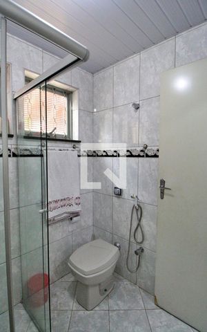 Casa à venda com 180m², 3 quartos e 6 vagasBanheiro (fundos)