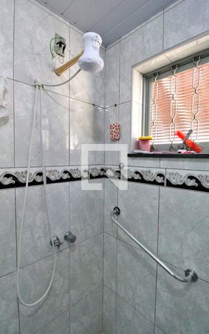 Casa à venda com 180m², 3 quartos e 6 vagasBanheiro (fundos)