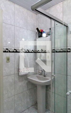 Casa à venda com 180m², 3 quartos e 6 vagasBanheiro (fundos)