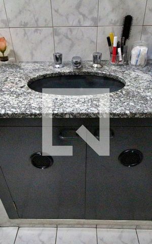 Casa à venda com 180m², 3 quartos e 6 vagasBanheiro do Quarto 1 - Pia e armário