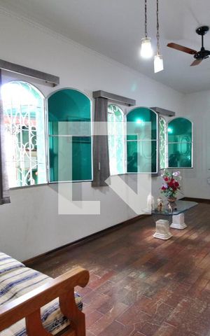 Casa à venda com 180m², 3 quartos e 6 vagasSala