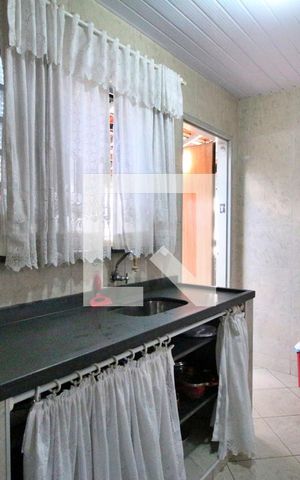 Casa à venda com 180m², 3 quartos e 6 vagasCozinha (fundos)