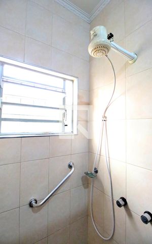 Casa à venda com 180m², 3 quartos e 6 vagasBanheiro Social - Chuveiro e barra de apoio