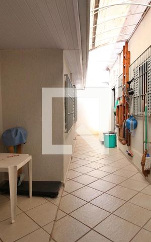 Casa à venda com 180m², 3 quartos e 6 vagasCorredor (entre casas)